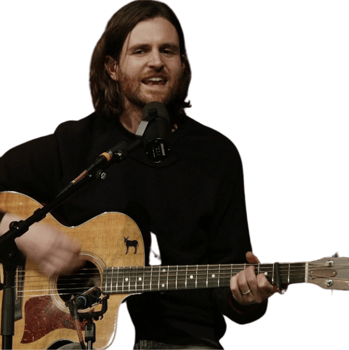 Songwriter und Songwriting Coach Fabian Mägel auf einer Schaukel mit Gitarre in der Hand